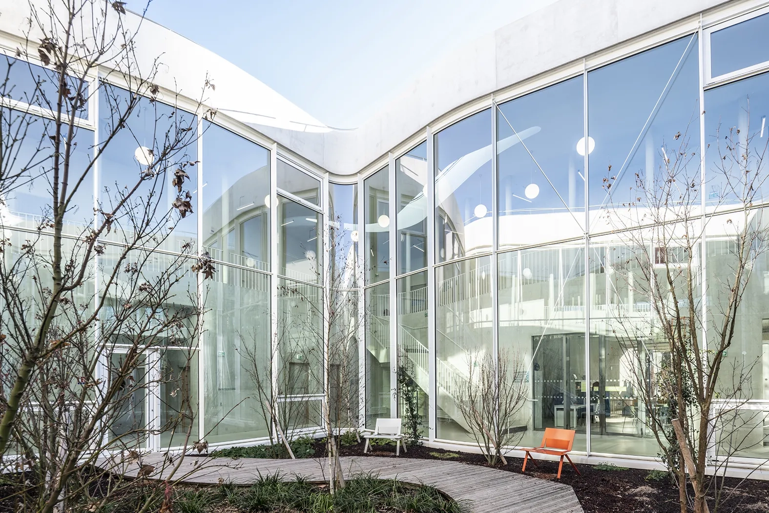 Pivot central du projet, le large patio végétalisé est ouvert à tous par beau temps.