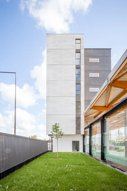 Vue depuis un jardin sur le pignon ouest de la résidence pour jeunes actifs. vue depuis un jardin sur le pignon ouest de la résidence pour jeunes actifs.