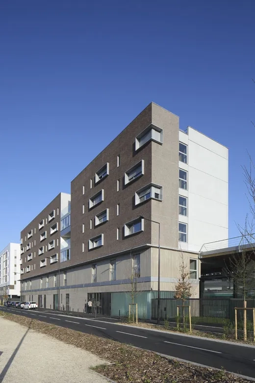 Chaque bâtiment joue de sa différence dans une partition commune. Chaque bâtiment joue de sa différence dans une partition commune.