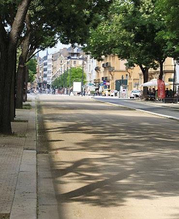 La couche de roulement a adopté di érentes colorations selon le tissu urbain : couleur grise naturelle dans les nouveaux quartiers, basalte pour les carrefours et ocre-jaune teinté dans la masse en centre-ville.