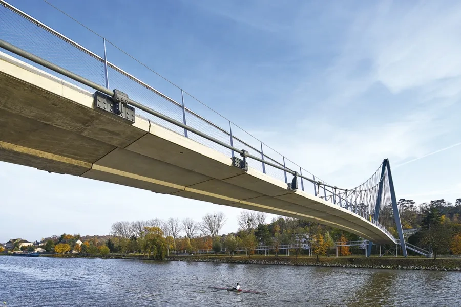 Le tablier en béton franchit l’Oise en une seule travée de 80 m. Le tablier en béton franchit l’Oise en une seule travée de 80 m.