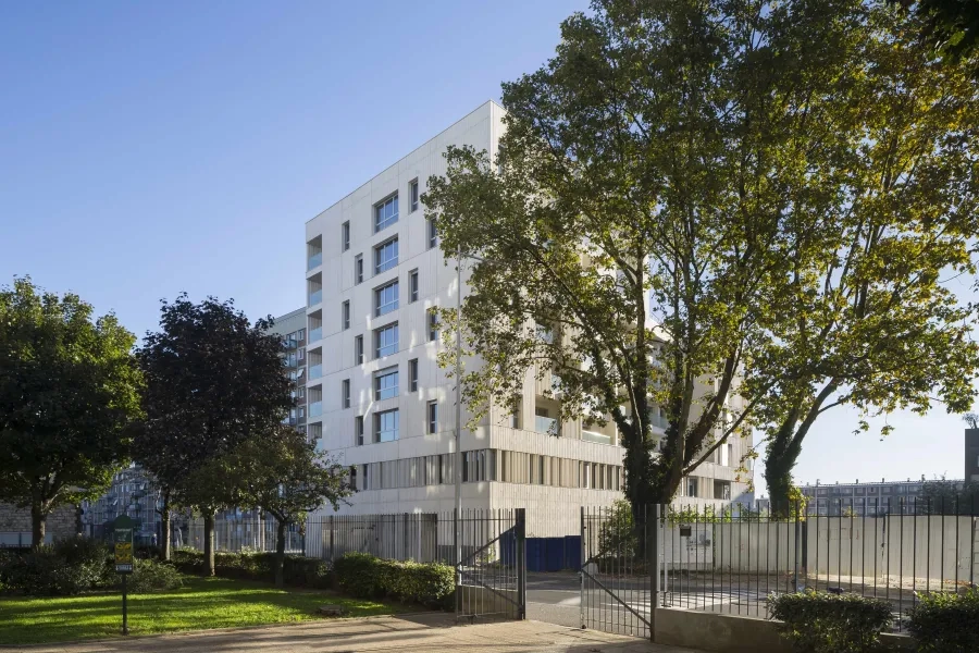 e long de l’avenue Lénine, la façade d’accès au parking, là encore un traitement des angles offrant un effet de retournement et une continuité visuelle sur l’ensemble du bâtiment. BOUDRY_Arcueil_Logt_Logements_H-Abbadie_B3A5983.jpeg