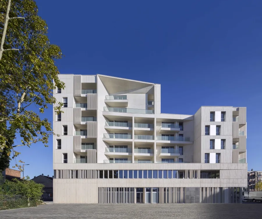 Façade côté place Marcel Cachin, en R+5, pour intégrer l’échelle des constructions bordant cet espace public. BOUDRY_Arcueil_Logt_Logements_H-Abbadie_B3A6085.jpeg