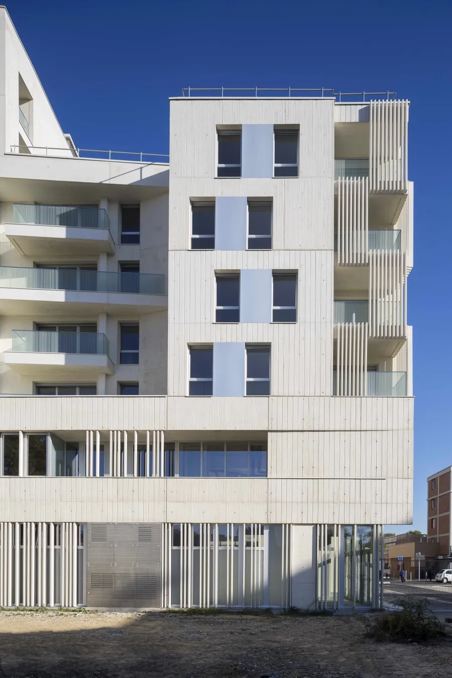 Jeu de lignes renforcé par la variété des matières développées en façade. BOUDRY_Arcueil_Logt_Logements_H-Abbadie_B3A6125.jpeg