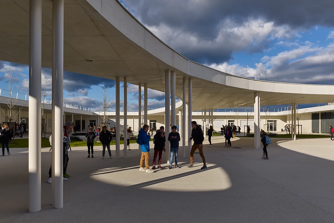 Le bâtiment est organisé autour d’un atrium central.
