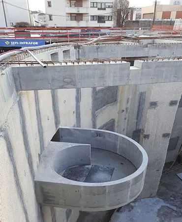Deux vortex amortissent la chute de l’eau au fond du bassin pour ne pas endommager le radier. Deux vortex amortissent la chute de l’eau au fond du bassin pour ne pas endommager le radier.
