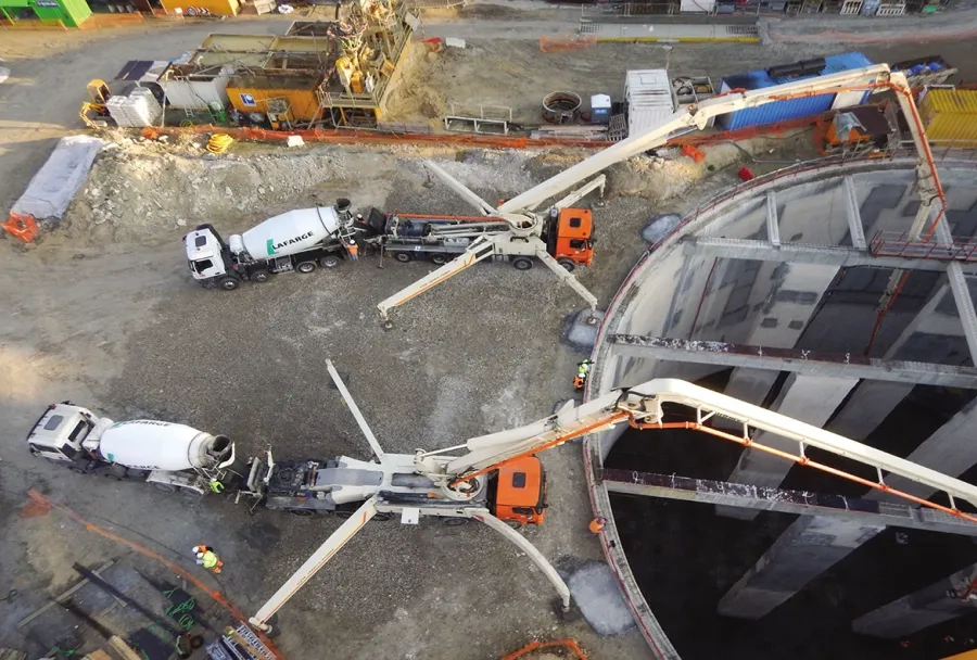 900 m3 de béton coulé en un seul jour pour réaliser le radier. 900 m3 de béton coulé en un seul jour pour réaliser le radier.