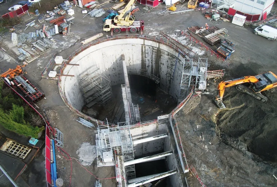 La station de pompage avec la bâche de réception en partie centrale. La station de pompage avec la bâche de réception en partie centrale.