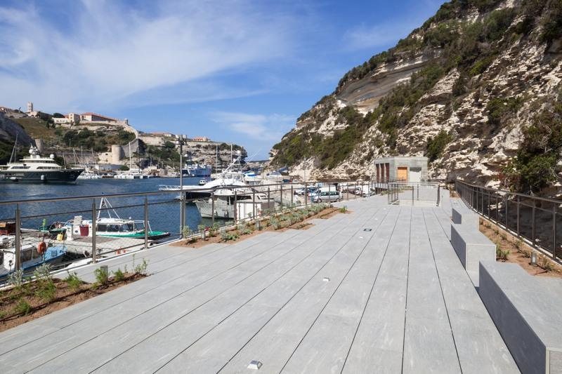 L’esplanade en belvédère sur le paysage.