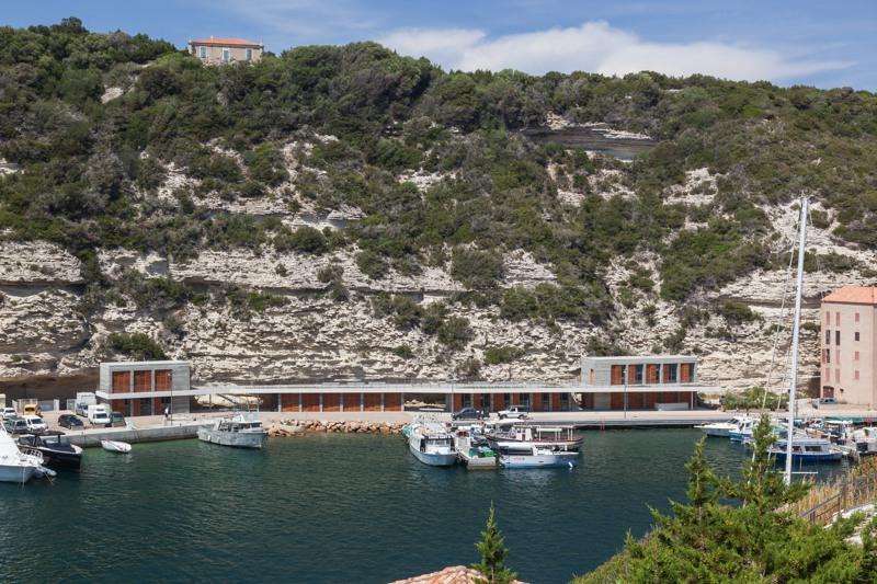 L’édifice épouse les courbes de la falaise.