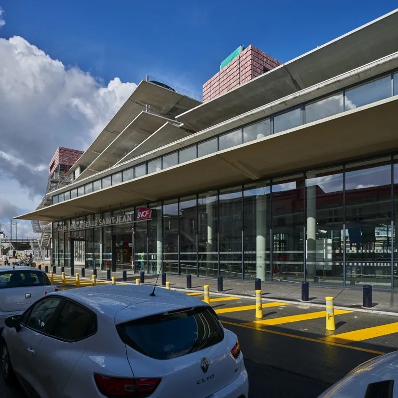 Les grands plateaux de béton aux rives a nées donnent une impression de légèreté.