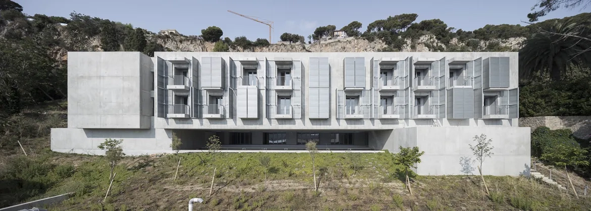 Réinterprétant l’archétype des persiennes, les balcons sont protégés par des volets métalliques qui protègent du soleil tout en créant des brise-vue entre balcons. réinterprétant l’archétype des persiennes, les balcons sont protégés par des volets métalliques qui protègent du soleil tout en créant des brise-vue entre balcons.