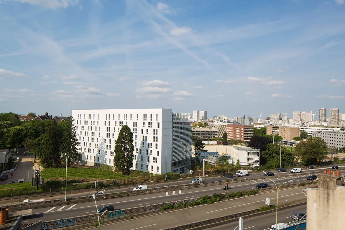 Les façades sud et ouest en lien direct avec les flots de voitures circulant sur le boulevard périphérique. Les façades sud et ouest en lien direct avec les flots de voitures circulant sur le boulevard périphérique.