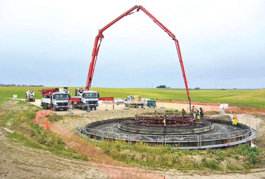 Opération de coulage du béton : le massif de fondation circulaire d'une E82/2300 mesure environ 9 m de rayon, soit 250 m2 de surface.