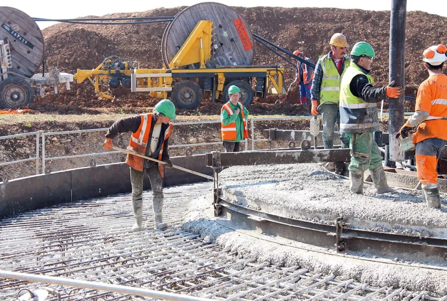 Pour réaliser les massifs de fondation des éoliennes, environ 100 kg d'armatures sont nécessaires par mètre cube de béton.