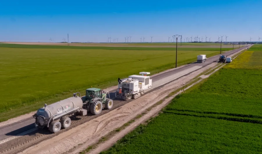 Chantier de retraitement des chaussées en place à froid aux liants hydraulqiues routiers