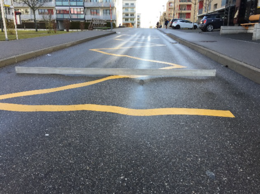 Arrêt de bus à la chaussée déformée