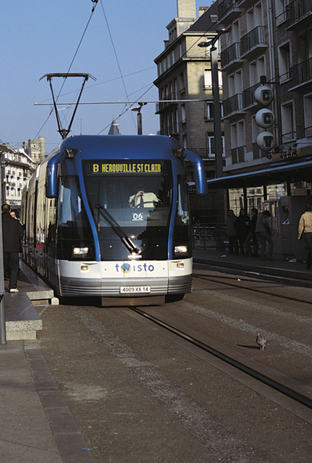 Arrêt et voie de tram orniérés, en cours d'usure avancée