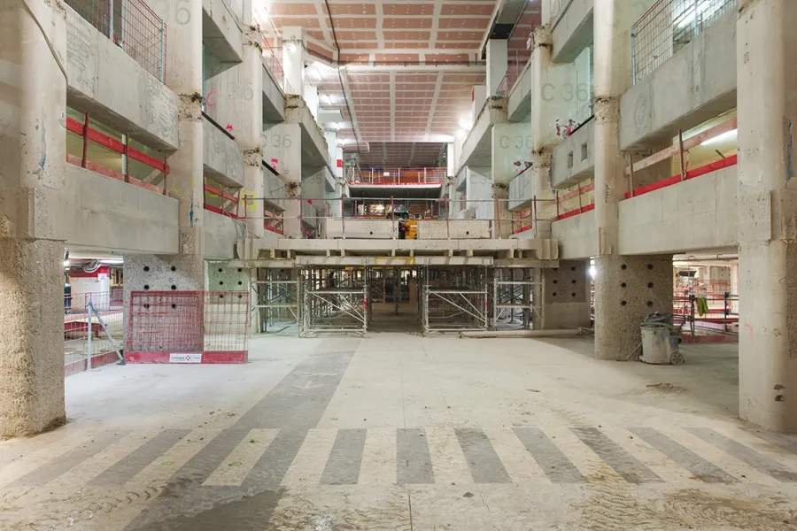 Pour permettre l’accès au chantier, une « faille » de 90 m de long, 10 m de large et 20 m de profondeur a été découpée dans les dalles des parkings existants. Pour permettre l’accès au chantier, une « faille » de 90 m de long, 10 m de large et 20 m de profondeur a été découpée dans les dalles des parkings existants.
