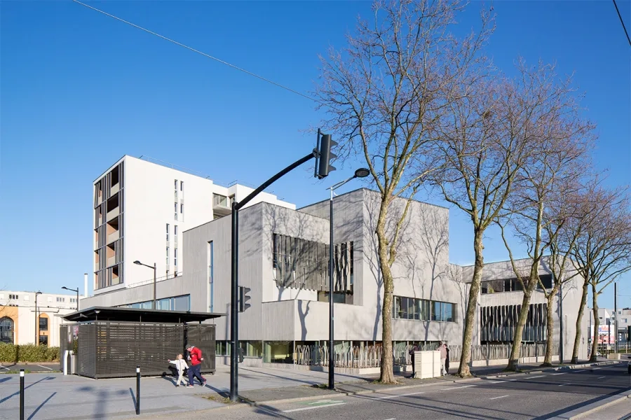 À l’arrière du du siège social, le bâtiment des logements, protégé des nuisances sonores de l’avenue.