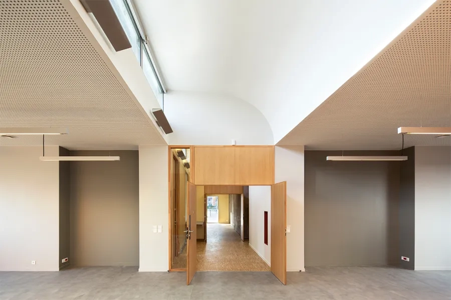 les locaux du siège social riment avec lumière naturelle et volumes généreux.