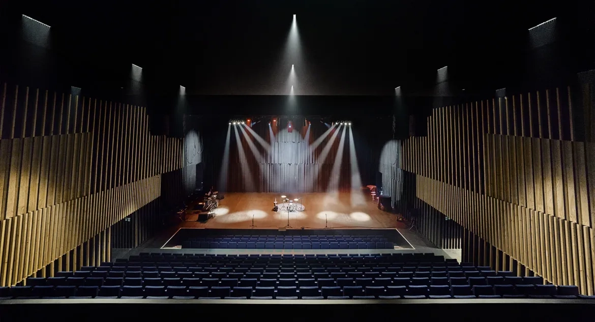 Vue sur la salle de spectacle. vue sur la salle de spectacle.