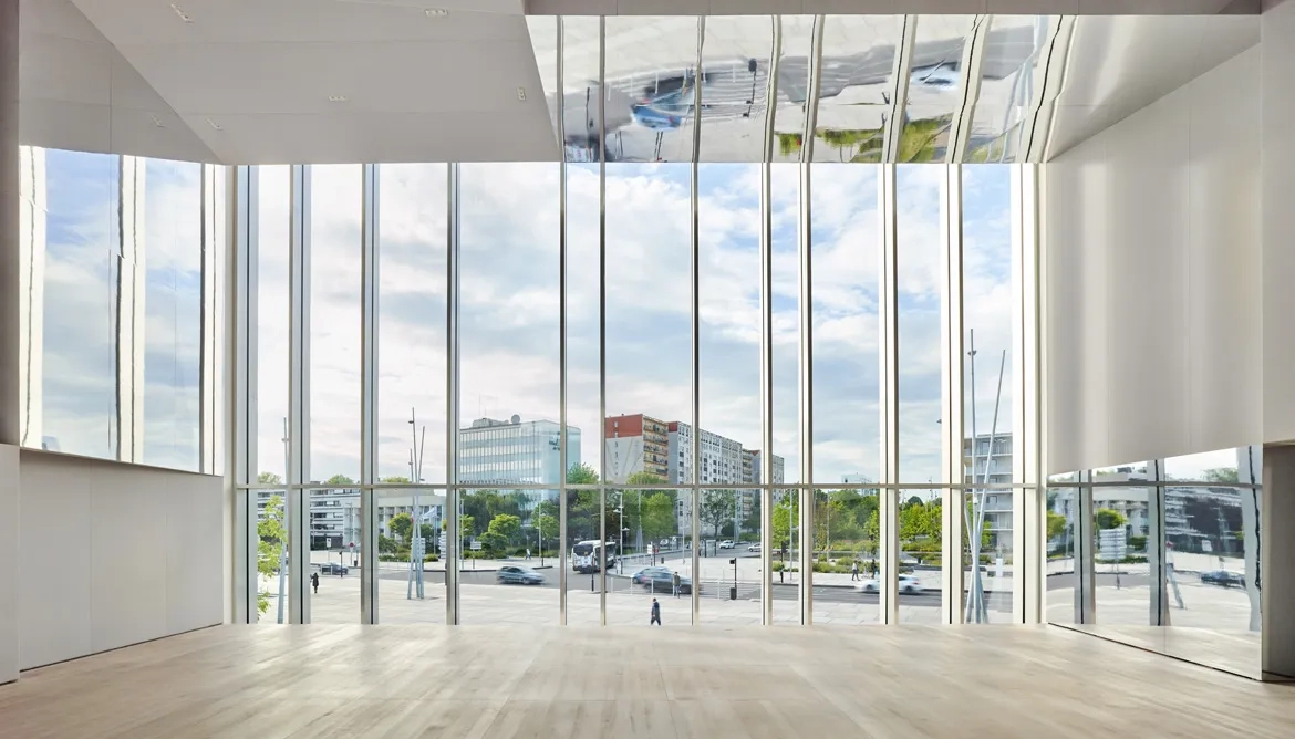 La salle de répétition appelée le « Belvédère » s’ouvre par sa grande baie vitrée sur l’espace public et offre une vue unique en balcon sur le quartier. La salle de répétition appelée le « Belvédère » s’ouvre par sa grande baie vitrée sur l’espace public et offre une vue unique en balcon sur le quartier.