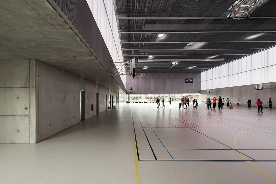 Vue sur la salle multisport baignée de lumière naturelle. Vue sur la salle multisport baignée de lumière naturelle.
