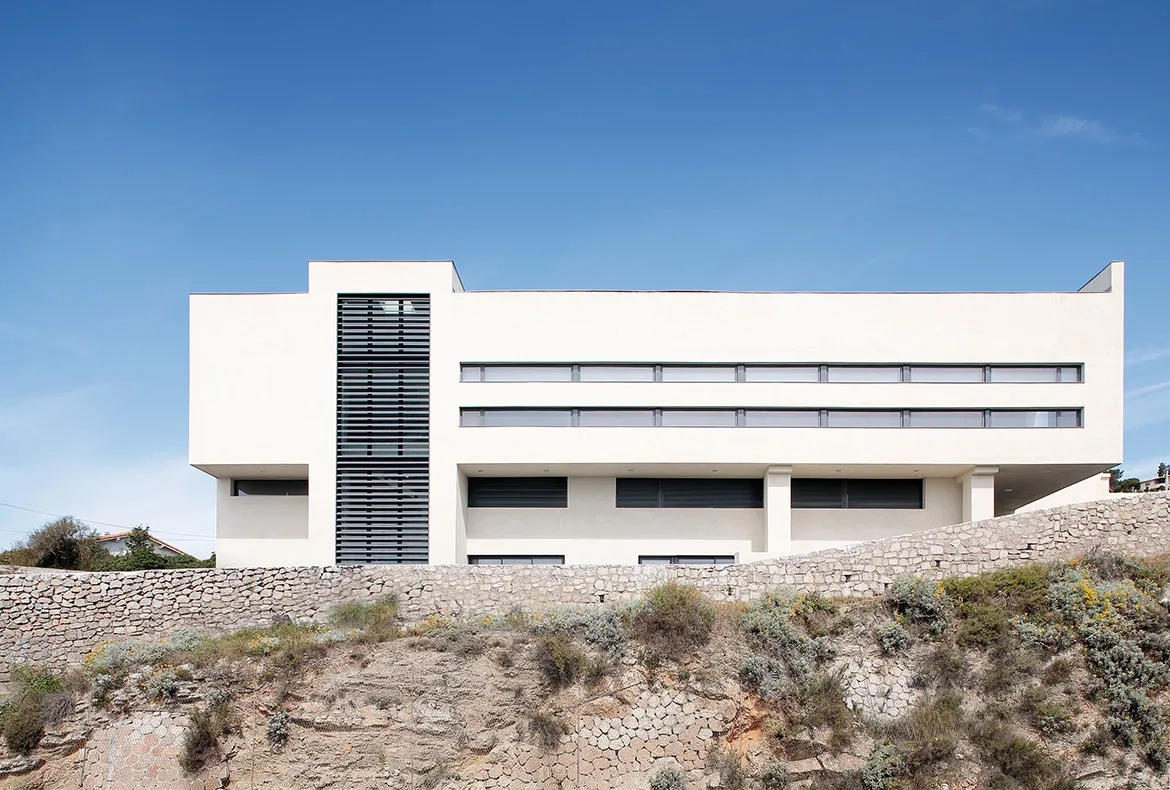 Le musée de la Mer affiche une architecture blanche aux lignes épurées et méditerranéennes, qui donne son unité à l’édifice et affirme sa dimension institutionnelle. Le musée de la Mer affiche une architecture blanche aux lignes épurées et méditerranéennes, qui donne son unité à l’édifice et affirme sa dimension institutionnelle.