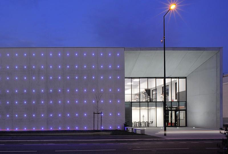 Outre leur intérêt graphique, les leds insérées dans les trous de banche participent au rôle de signal du bâtiment.