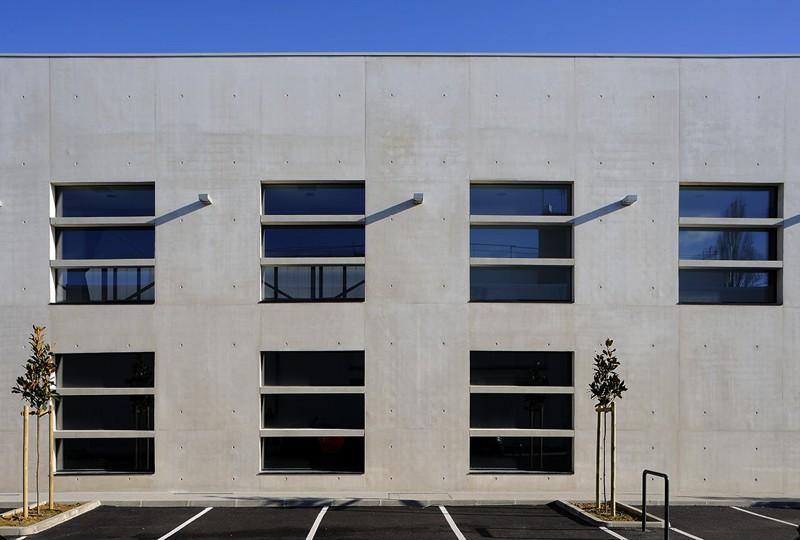 Façade sud, des brise- soleil en béton préfabriqués protègent les ouvertures du rayonnement tout en participant à leur redécoupage. 