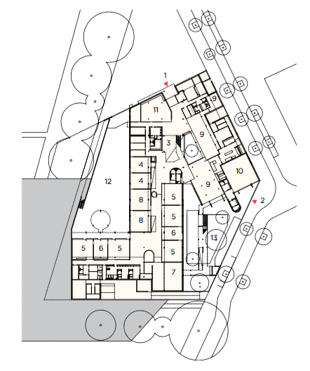 Plan de rez-de-chaussée: 1. Entrée principale 2. Accès salle de sport 3. Hall 4. Centre de loisirs 5. Classes maternelles 6. Ateliers 7. Salle de motricité 8. Salles de repos 9. Salles à manger 10. Salle de sport 11. Bibliothèque 12. Cour maternelle 13. Jardin