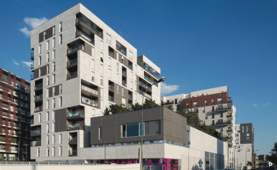 Le jardin installé sur le volume du gymnase crée un filtre entre les logements et l’usine qui leur fait face.