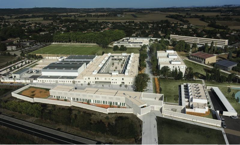 Les bâtiments du lycée sont distribués par un grand axe nord-sud traité en « quai- promenade » qui constitue l’épine dorsale du projet.