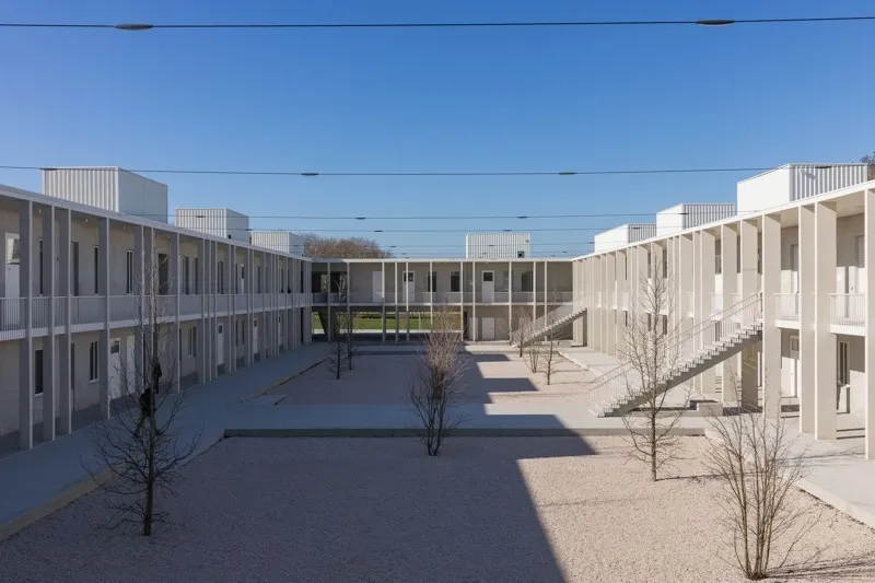 Le bâtiment des classes d’enseignement s’organise autour d’une vaste cour centrale.