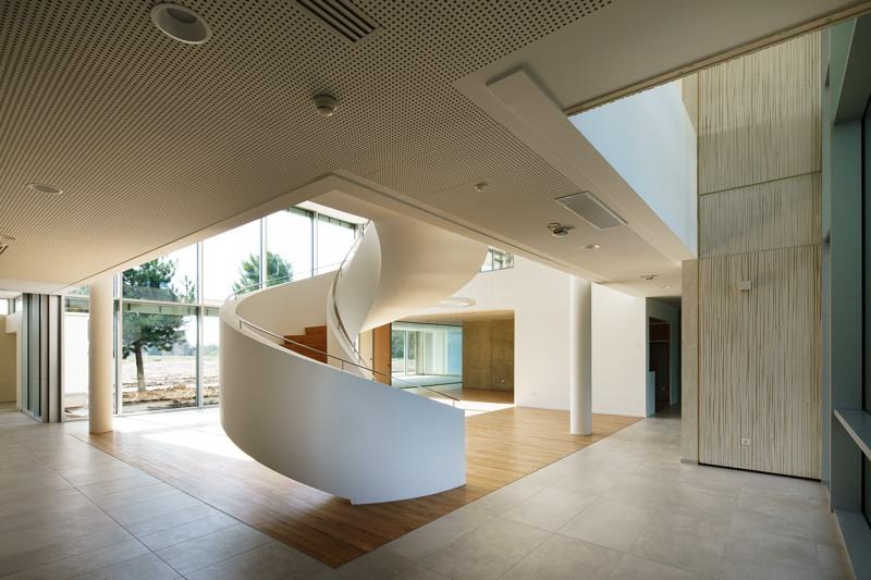 Vue sur le hall et la courbe de l’escalier, avant aménagement.