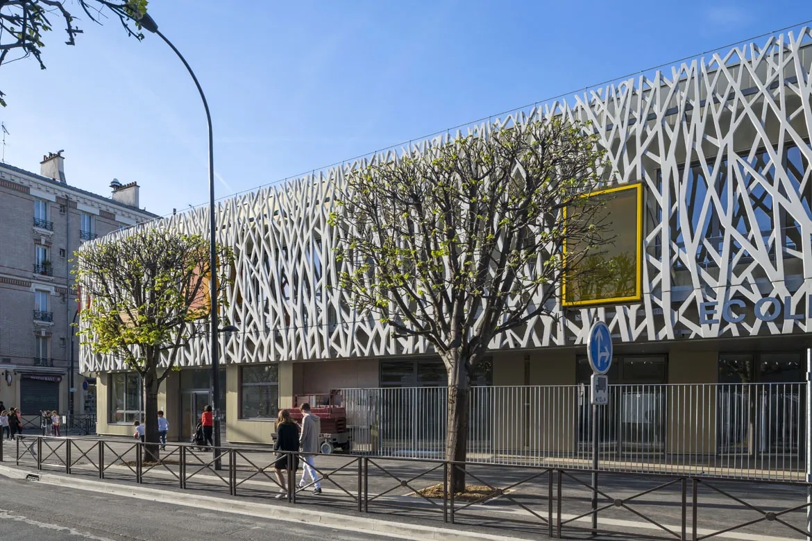 Une résille à la thématique végétale, composée d’éléments préfabriqués en béton blanc fibré à ultra hautes performances (bFup), habille et protège les façades sur rue. Une résille à la thématique végétale, composée d’éléments préfabriqués en béton blanc fibré à ultra hautes performances (bFup), habille et protège les façades sur rue.