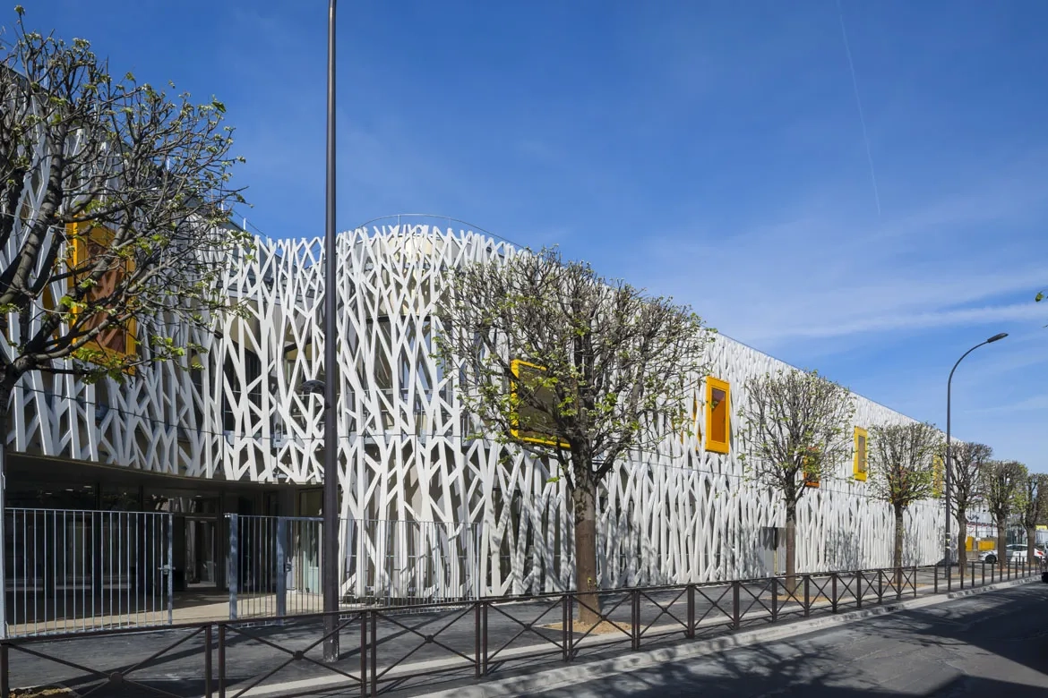 L’entrée de l’école s’organise sous l’encorbellement du 1er étage rue charles Fourier. L’entrée de l’école s’organise sous l’encor- bellement du 1er étage rue charles Fourier.