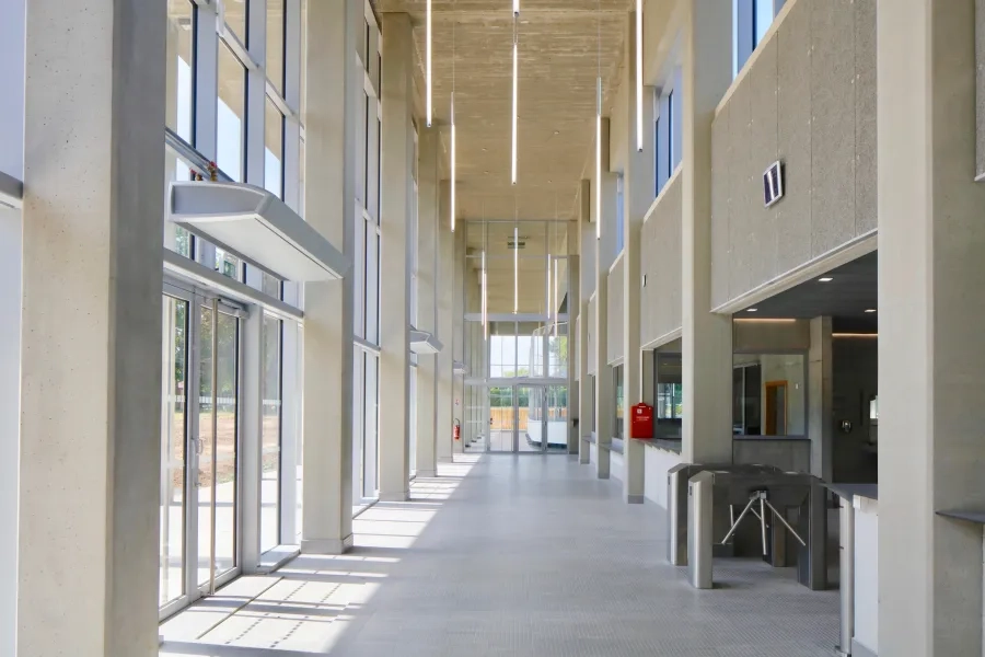 Hall d’accueil toute hauteur qui relie les deux équipements. DEPRICK_MANIAQUE_Roye_Eqpt_Centre aquatique_P-Ruault_MGL0002.jpg