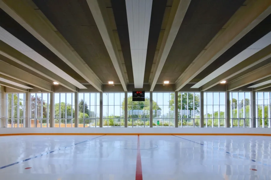La piste de la patinoire synthétique. Les trois façades entièrement vitrées et la structure en béton laissé apparent contribuent à la qualité spatiale de cette grande halle. DEPRICK_MANIAQUE_Roye_Eqpt_Centre aquatique_P-Ruault_MGL0038_0.jpg