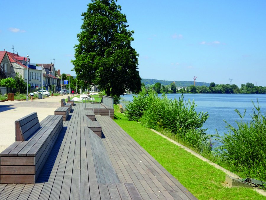 Le mobilier urbain (bancs, chaises, luminaires, porte-vélos) associe minéral, bois et métal.