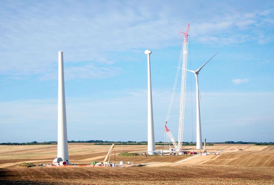 Des éoliennes E82/2300 en cours d'assemblage.