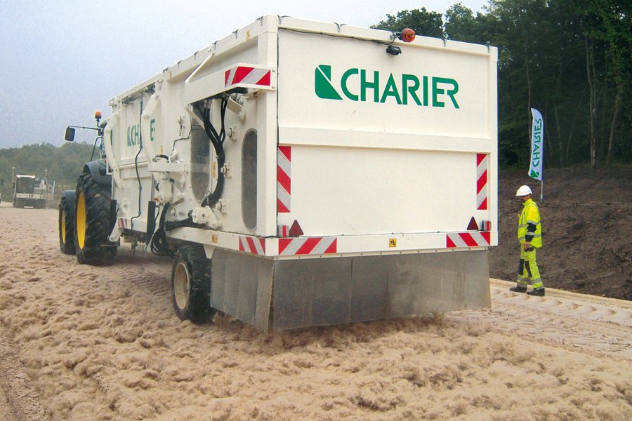 Épandage de la fibre de chanvre à l'aide d'un matériel spécifique.