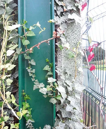 Des poteaux de soutien en forme de H maintiennent les panneaux d'un poids unitaire de 2,5 tonnes, qui sont rigidi és grâce à un voile de béton de 10 cm, situé à l'arrière. Ils sont équipés de grilles anti-tags.