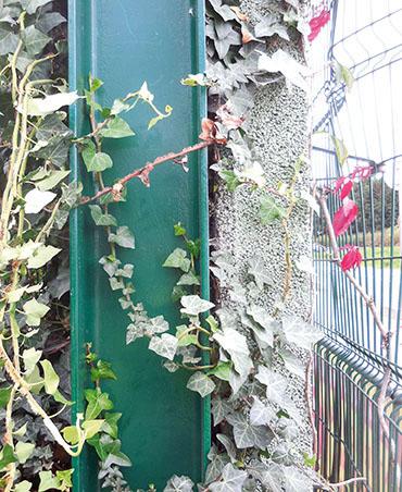 Des poteaux de soutien en forme de H maintiennent les panneaux d'un poids unitaire de 2,5 tonnes, qui sont rigidi és grâce à un voile de béton de 10 cm, situé à l'arrière. Ils sont équipés de grilles anti-tags.