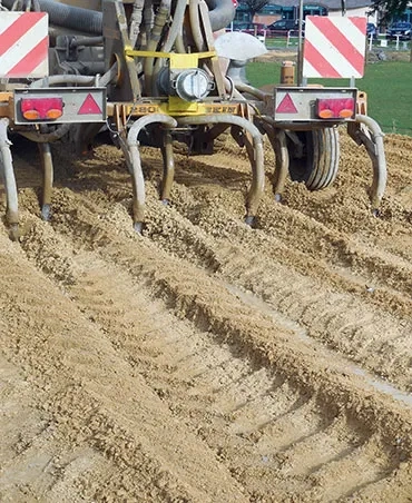 L’utilisation d’une arroseuse dotée d’un enfouisseur permet une meilleure répartition transversale de l’eau dans le sol.