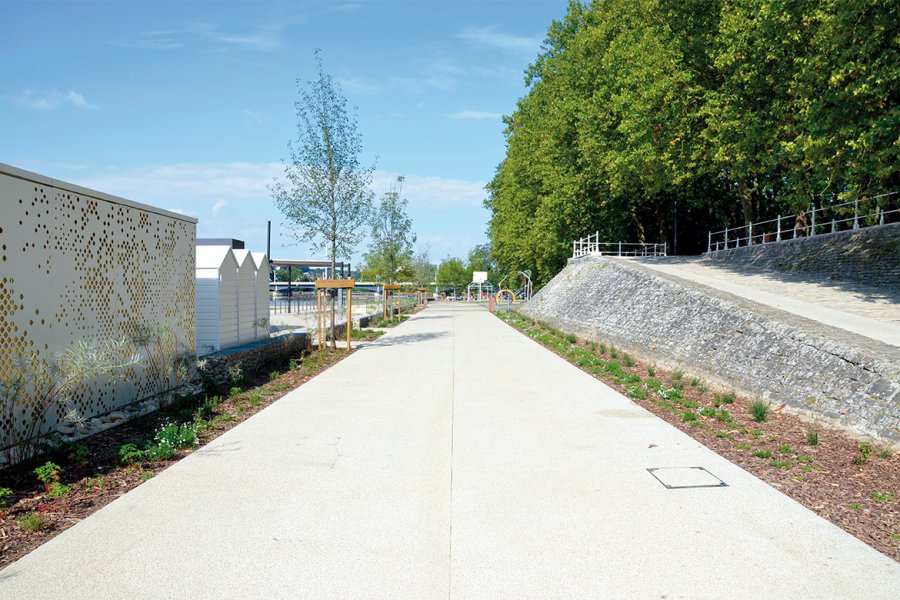 Réaménagées, les berges de la rive droite - notamment la plage des célestins - sont devenues un « secteur d’animations permanentes » avec des activités de loisirs et des jeux d’eau.