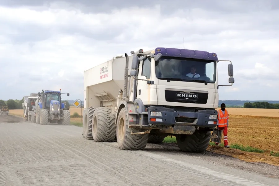 Épandage du liant hydraulique routier LVTS 54  de Vicat et vérification de la bonne répartition du liant au mètre carré (méthode dite « à la bâche »).