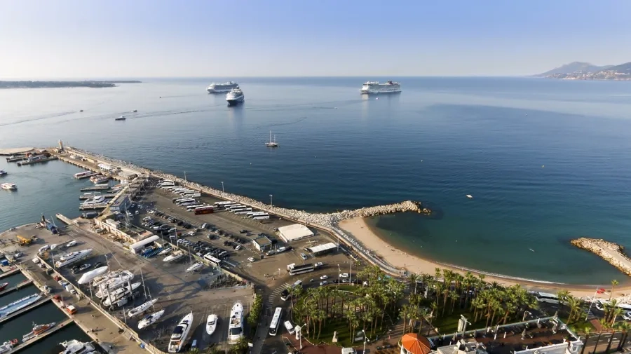 Les digues du Vieux-Port de Cannes se divisent en plusieurs sections. DUROCHAT ARCHIPAY_Cannes_Amgt_public_Digues_Archipay_IMG-6903© Archipay.jpg (