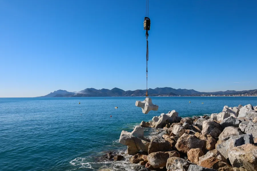 Numéroté et pesé, chaque bloc est placé sur la digue selon un plan de calepinage très précis réalisé en 3D. DUROCHAT-ARCHIPAY_Cannes_Amgt_public_Digues_Archipay_Visite-de-chantier-(4).jpg